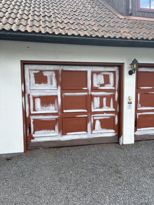 Grundmålning av garageport. Ett viktigt steg för att säkerställa bra fäste och lång hållbarhet.