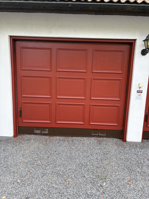 Grundmålning av garageport. Ett viktigt steg för att säkerställa bra fäste och lång hållbarhet.
